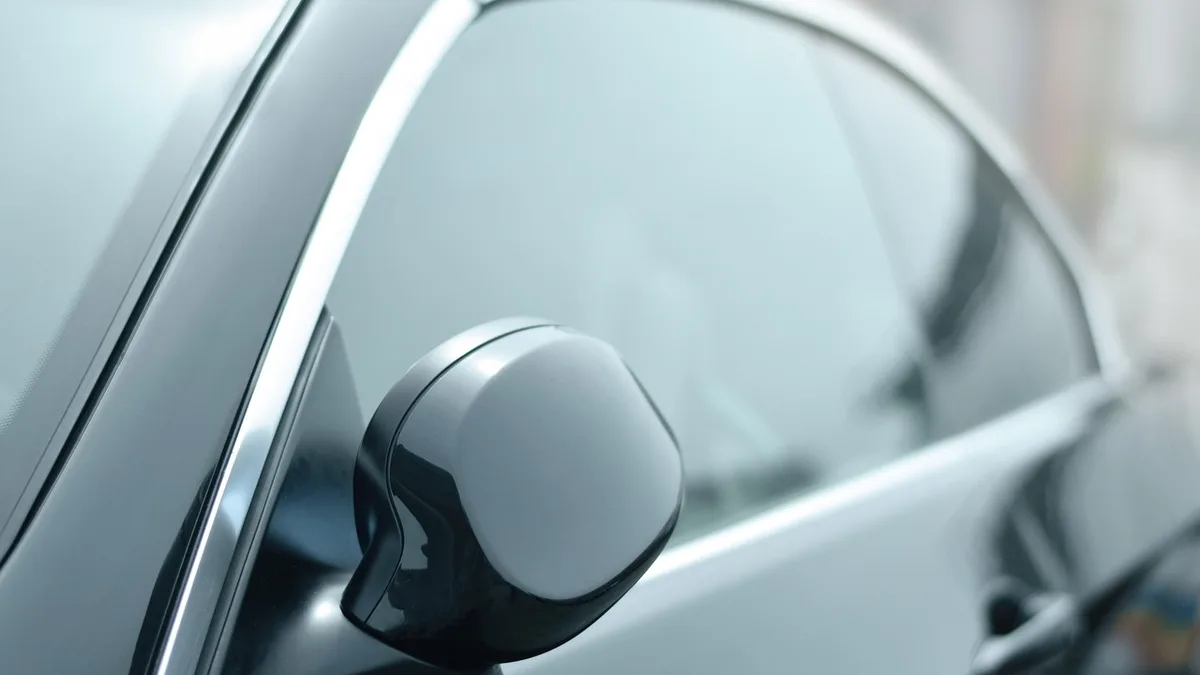 Nettoyer vitre voiture